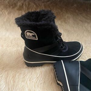Sorel Black Fur-Trimmed Snow Boots